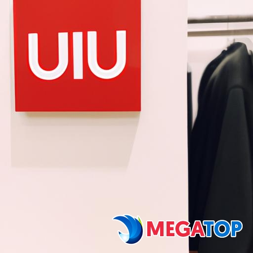 Logo và bộ sưu tập trang phục thời trang đẹp mắt tại cửa hàng Uniqlo.